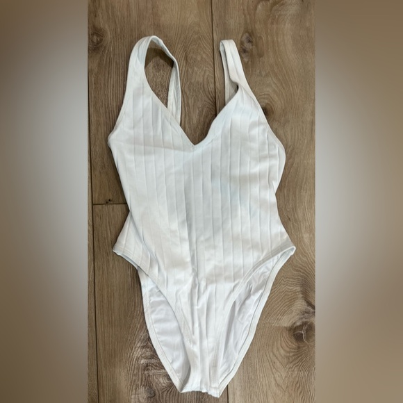 NWOT GIGI C Paisley One Piece in White - Picture 2 of 8